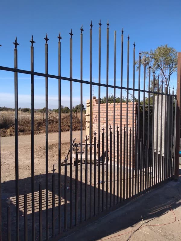 Reja con puntas de lanza instalada en terreno
