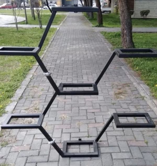 Estructura metálica de banca hexagonal